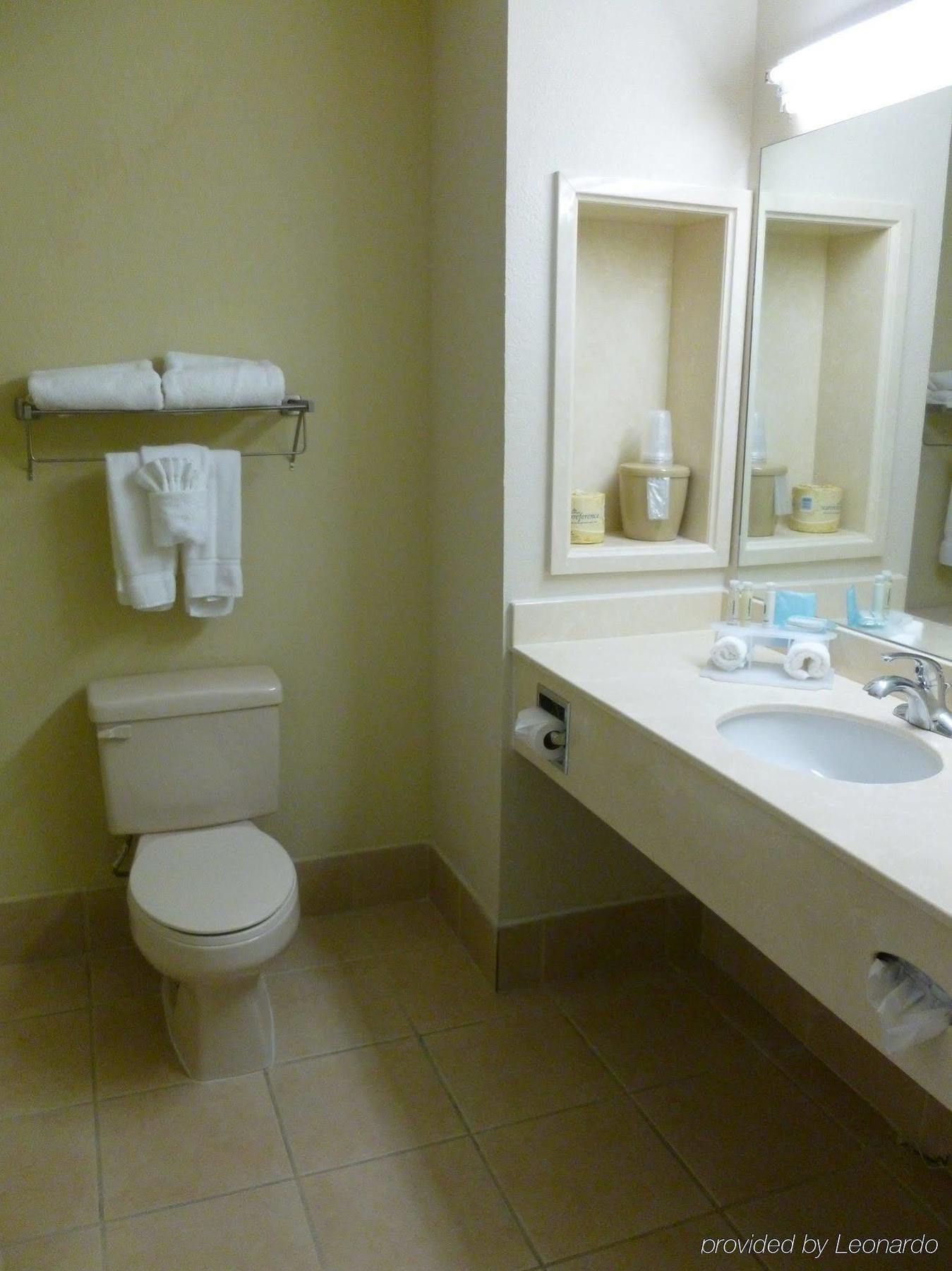 Baymont By Wyndham Montgomery South Habitación foto